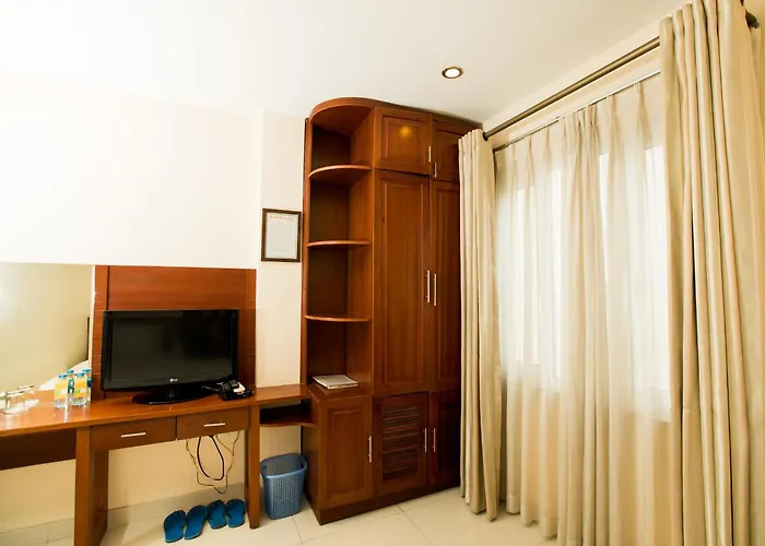 Ipeace Hotel - Bùi Viện Walking Street
